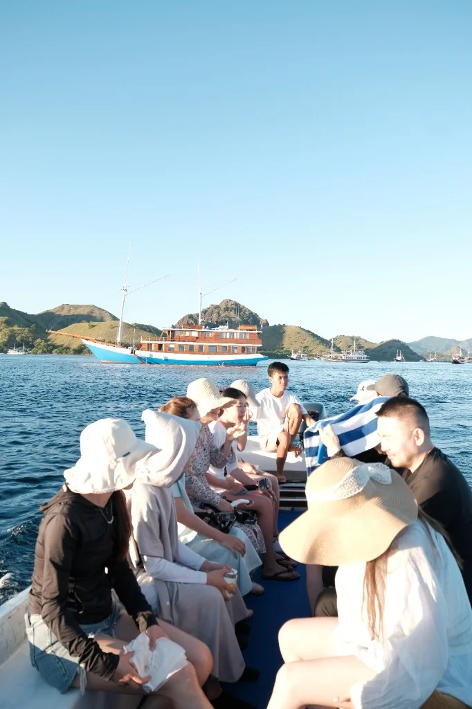 Excursion transfer on a speed boat tender